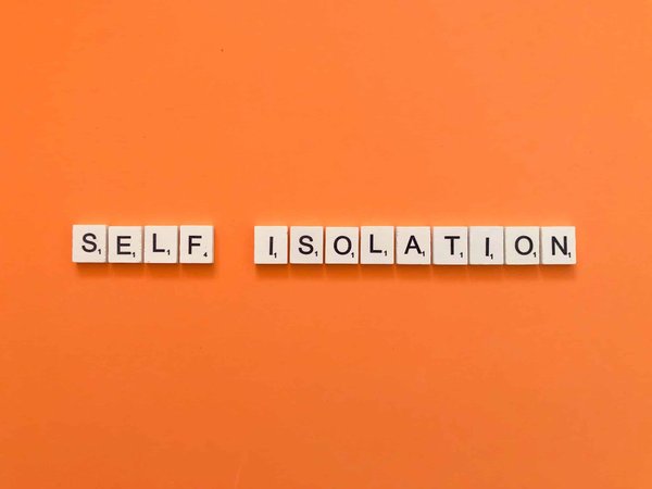 Quels critères prendre en compte lors du choix de sa porte d'entrée pour assurer une isolation optimale de son logement ?