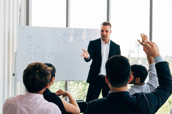 Quelles compétences clés sont développées dans une formation en événementiel ?